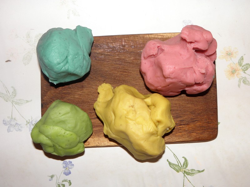 pate-a-modeler-bleu-rose-vert-jaune